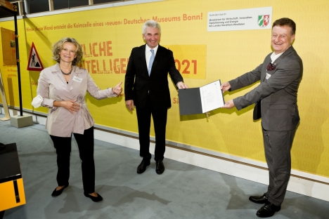 Deutsches Museum Bonn richtet sich neu aus - Minister Prof. Dr. Andreas Pinkwart (Mitte) überreicht den Bewilligungsbescheid über 1,5 Millionen Euro für die Neuausrichtung des Deutschen Museums Bonn an die Leiterin Dr. Andrea Niehaus und Generaldirektor Prof. Dr. Wolfgang Heckl; Foto: Deutsches Museum/Lichtenscheidt